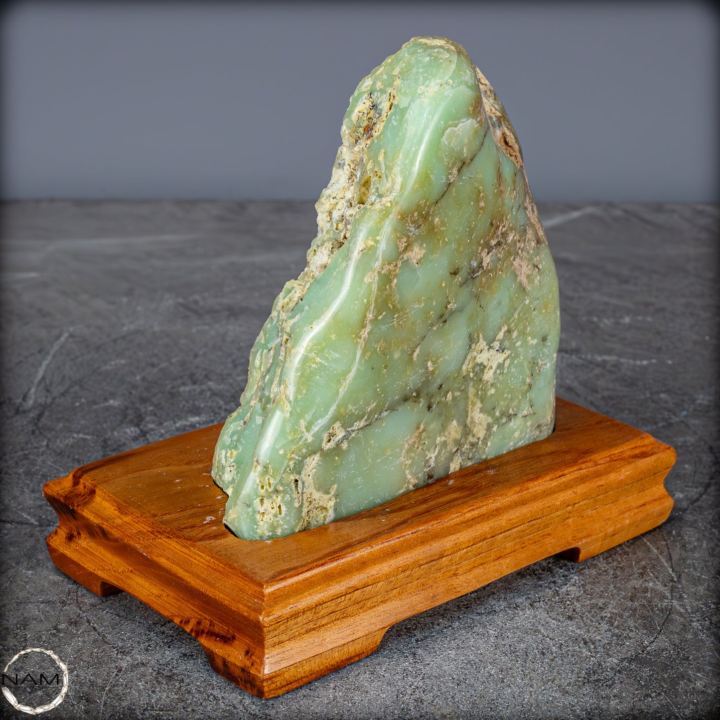 Natürliche Chrysopras-Kristall Freiform auf Ständer, Indonesien - 920,84g