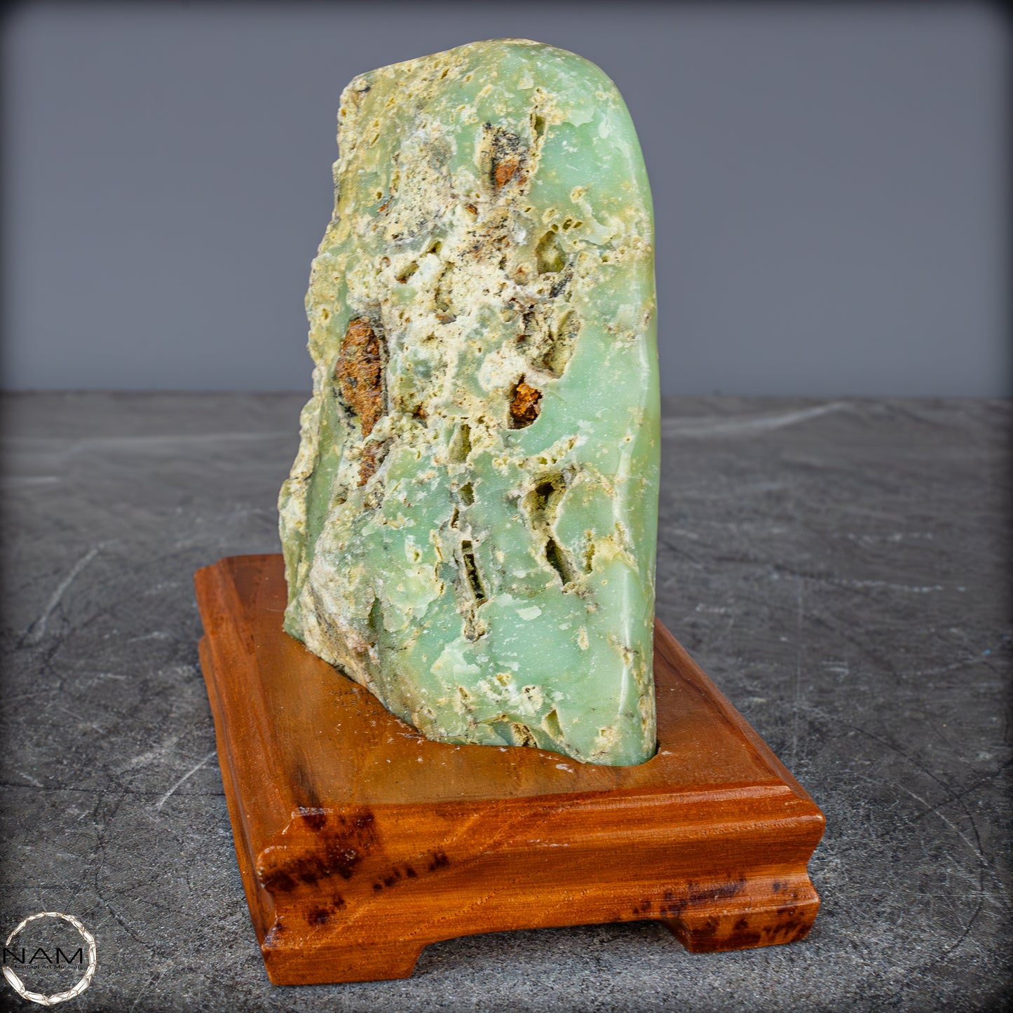 Natürliche Chrysopras-Kristall Freiform auf Ständer, Indonesien - 920,84g