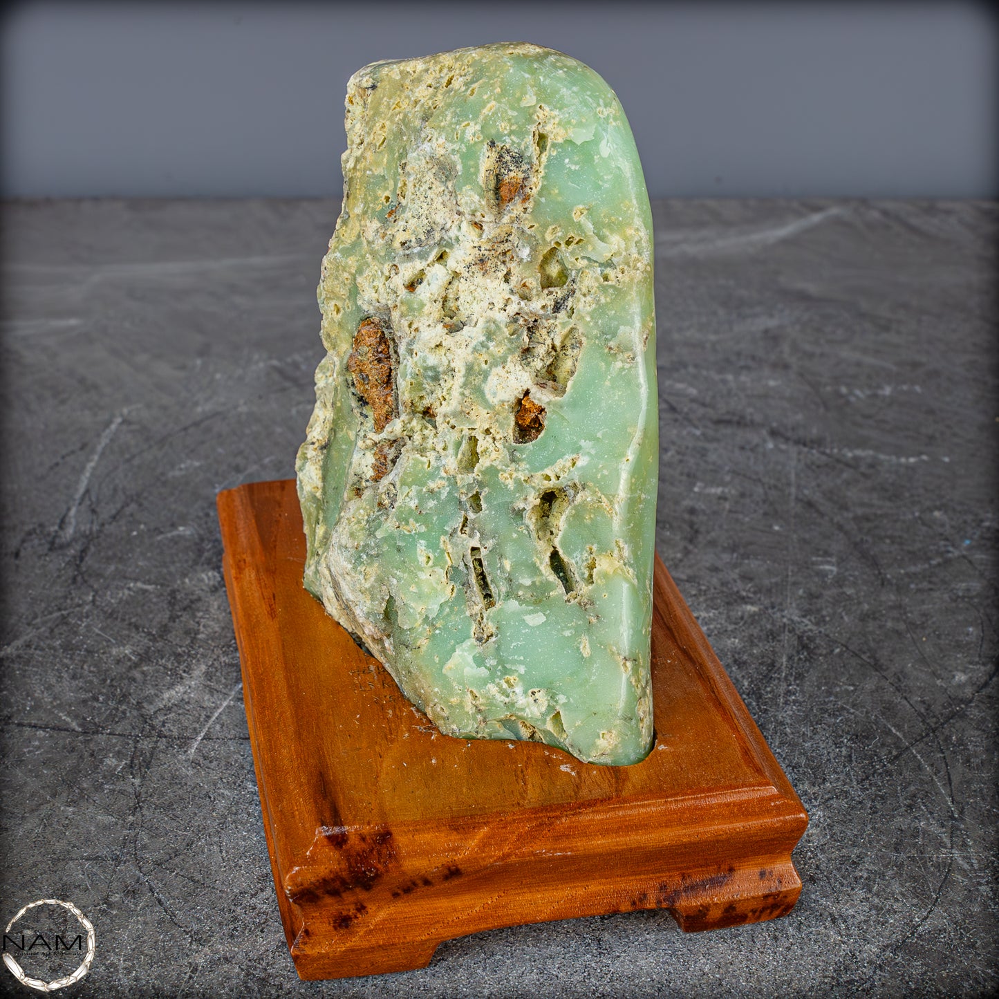 Natürliche Chrysopras-Kristall Freiform auf Ständer, Indonesien - 920,84g
