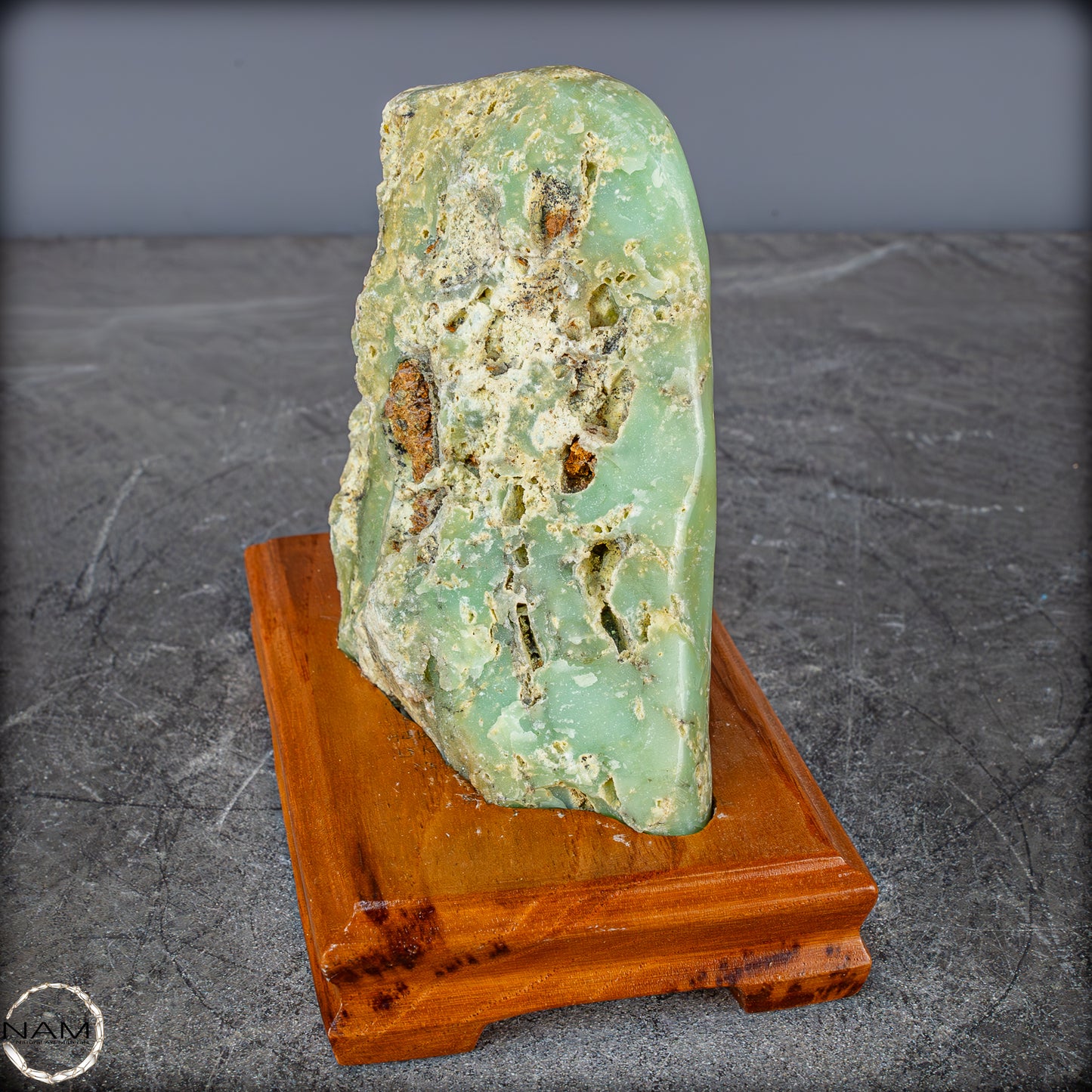 Natürliche Chrysopras-Kristall Freiform auf Ständer, Indonesien - 920,84g