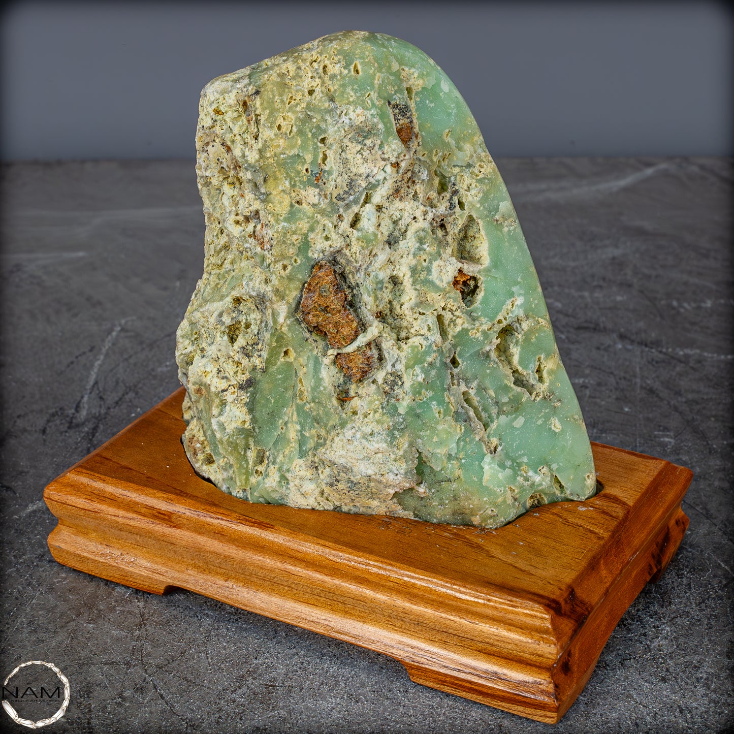 Natürliche Chrysopras-Kristall Freiform auf Ständer, Indonesien - 920,84g