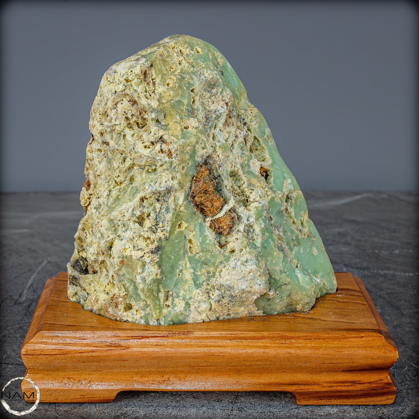 Natürliche Chrysopras-Kristall Freiform auf Ständer, Indonesien - 920,84g