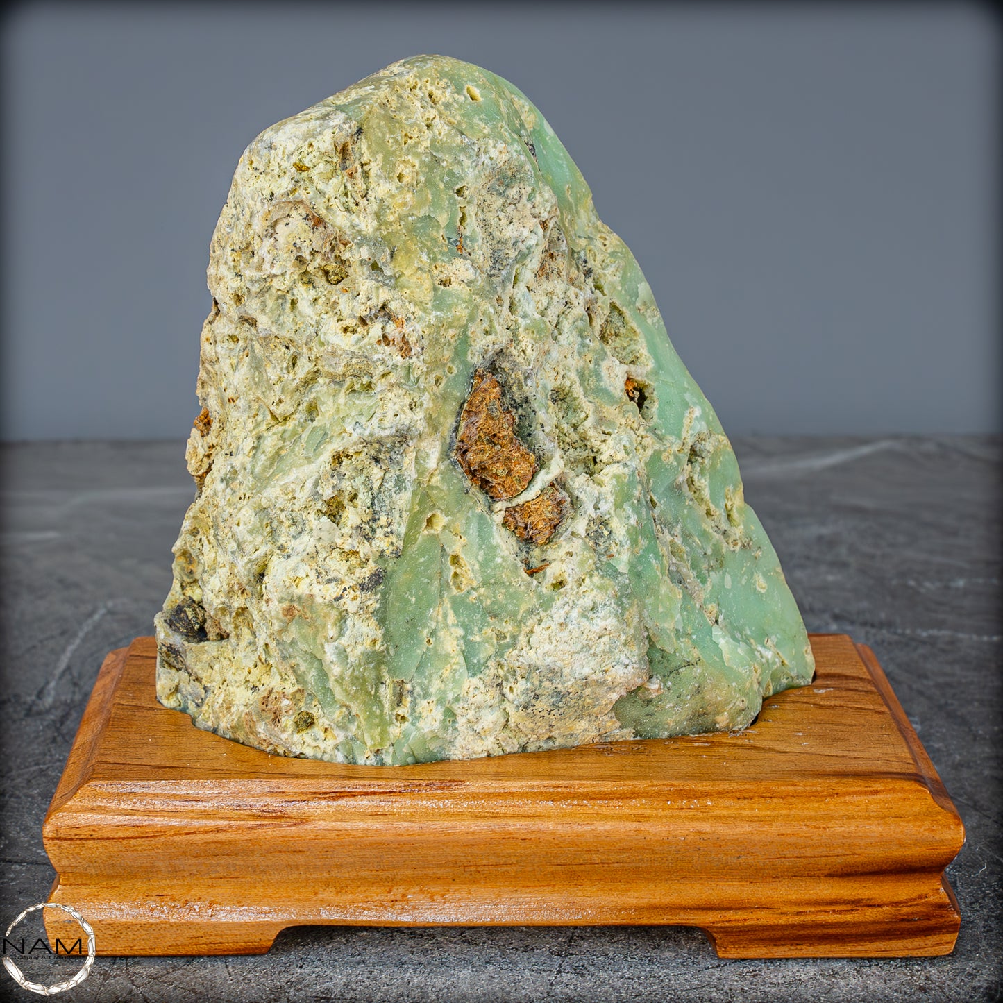 Natürliche Chrysopras-Kristall Freiform auf Ständer, Indonesien - 920,84g