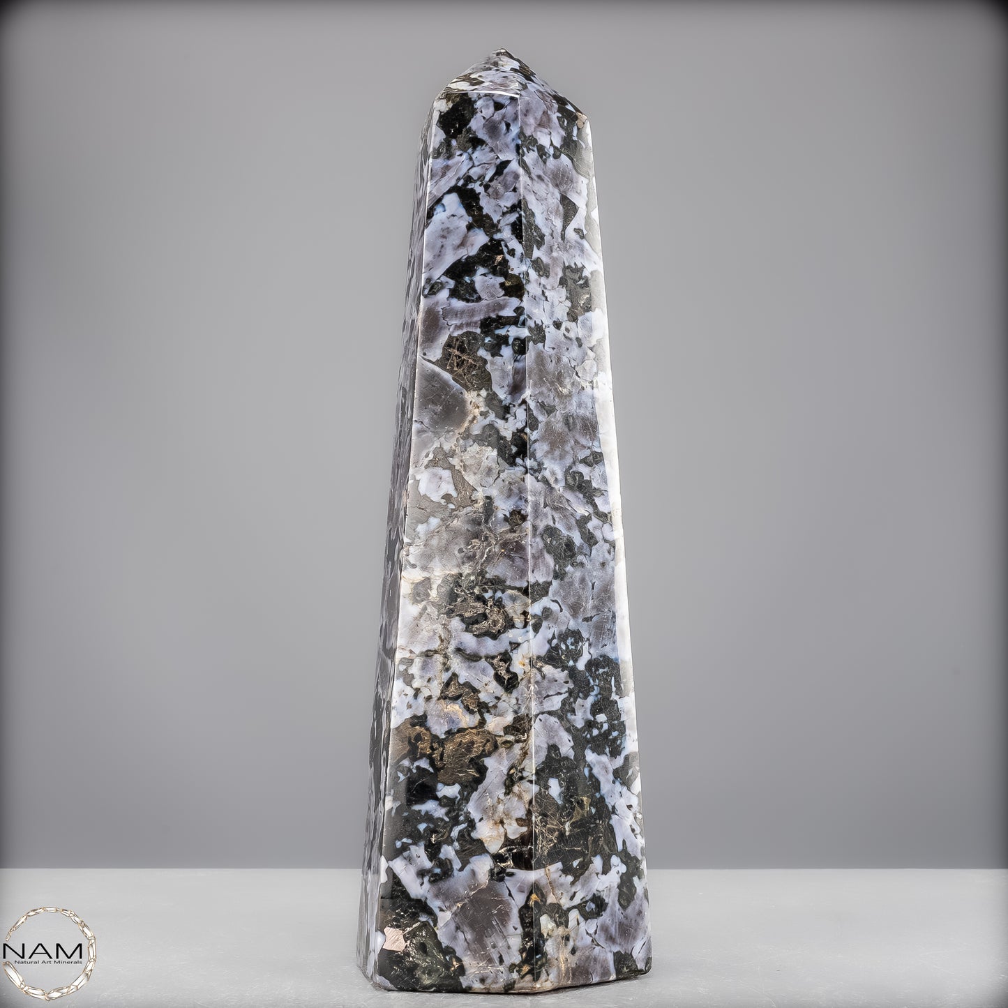 Natürlicher Merlinit (Gabbro) Kristall Obelisk - 2312,18g