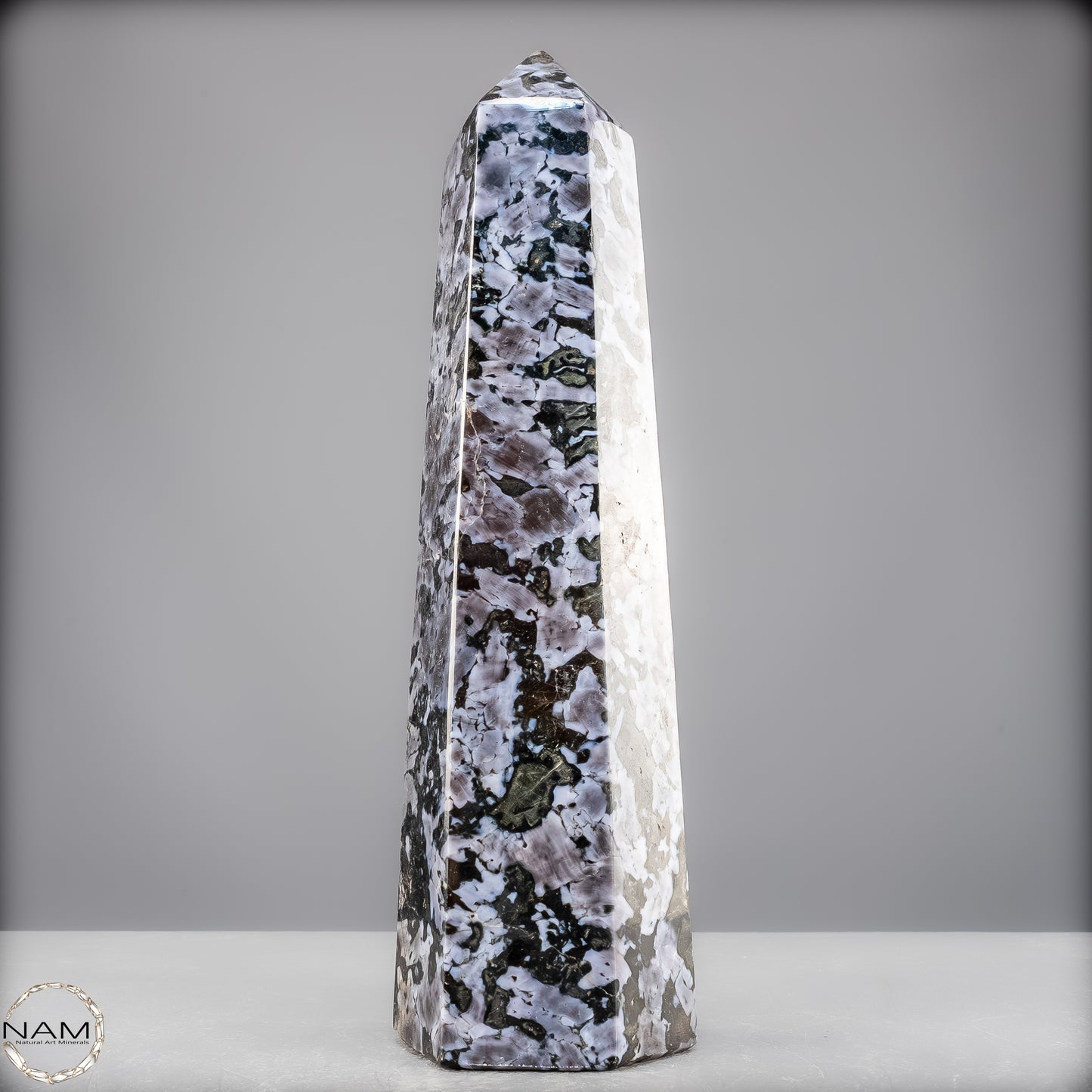 Natürlicher Merlinit (Gabbro) Kristall Obelisk - 2312,18g