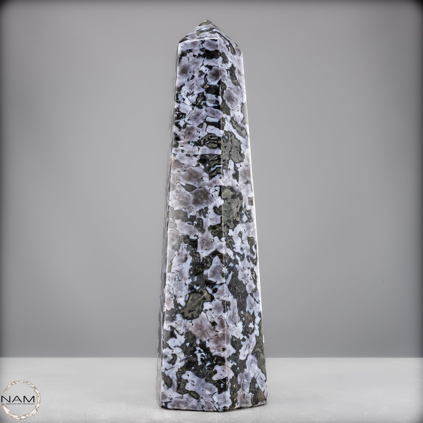 Natürlicher Merlinit (Gabbro) Kristall Obelisk - 2312,18g