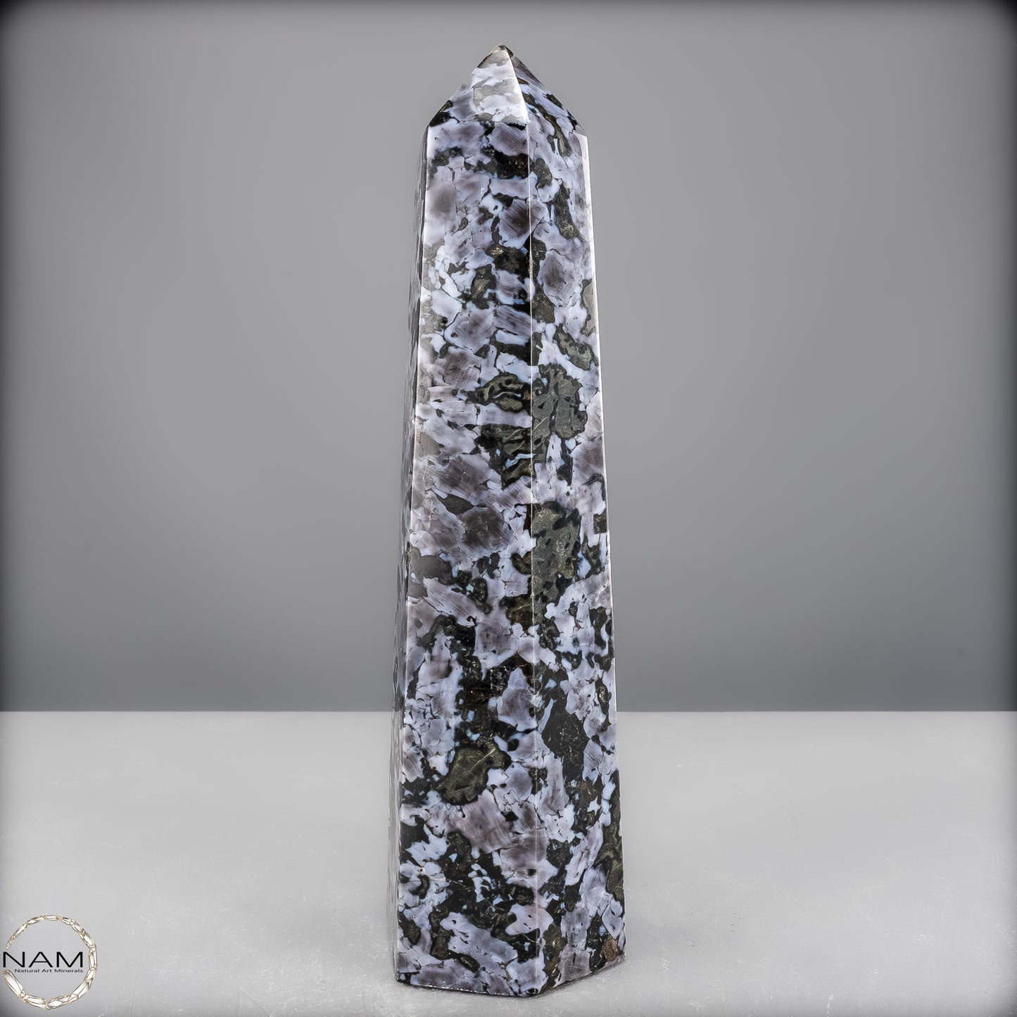 Natürlicher Merlinit (Gabbro) Kristall Obelisk - 2312,18g