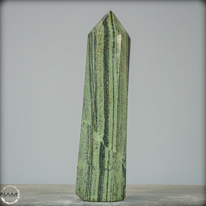 Gebänderter Kambaba-Jaspis Obelisk - 983,22g