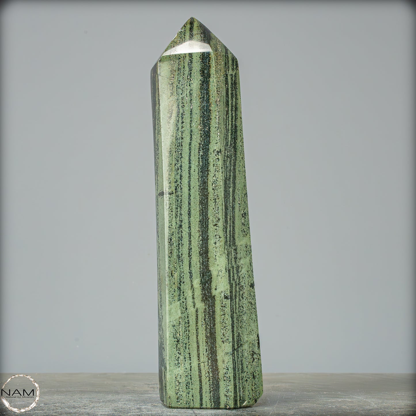 Gebänderter Kambaba-Jaspis Obelisk - 983,22g