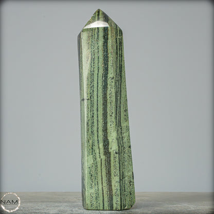 Gebänderter Kambaba-Jaspis Obelisk - 983,22g