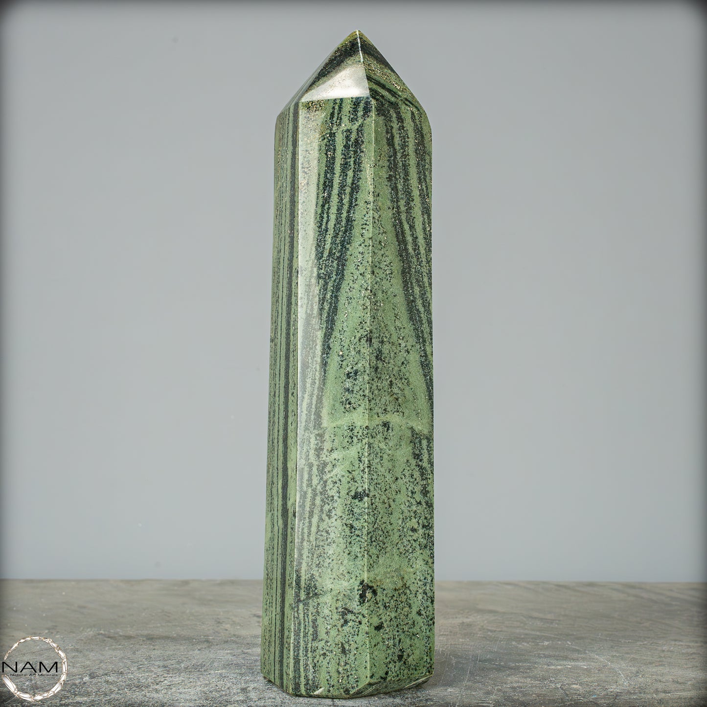 Gebänderter Kambaba-Jaspis Obelisk - 983,22g