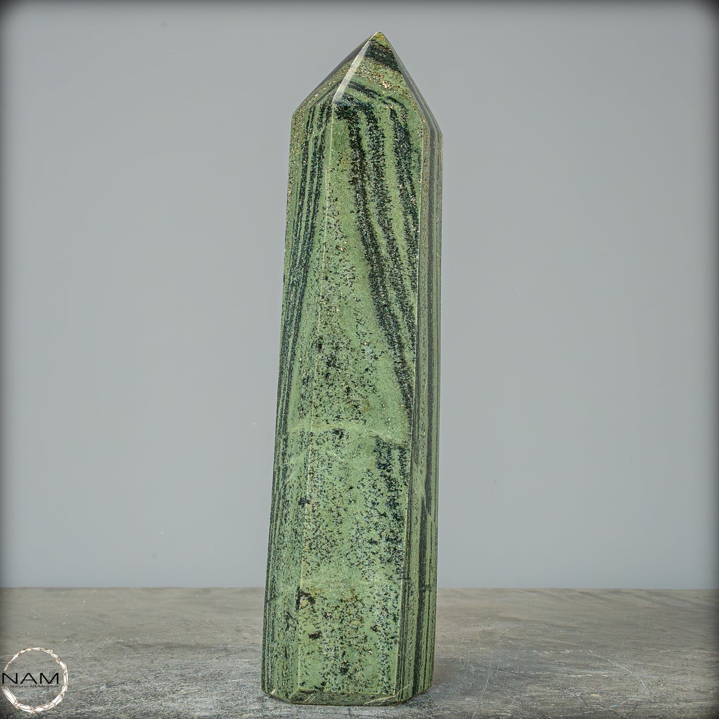 Gebänderter Kambaba-Jaspis Obelisk - 983,22g