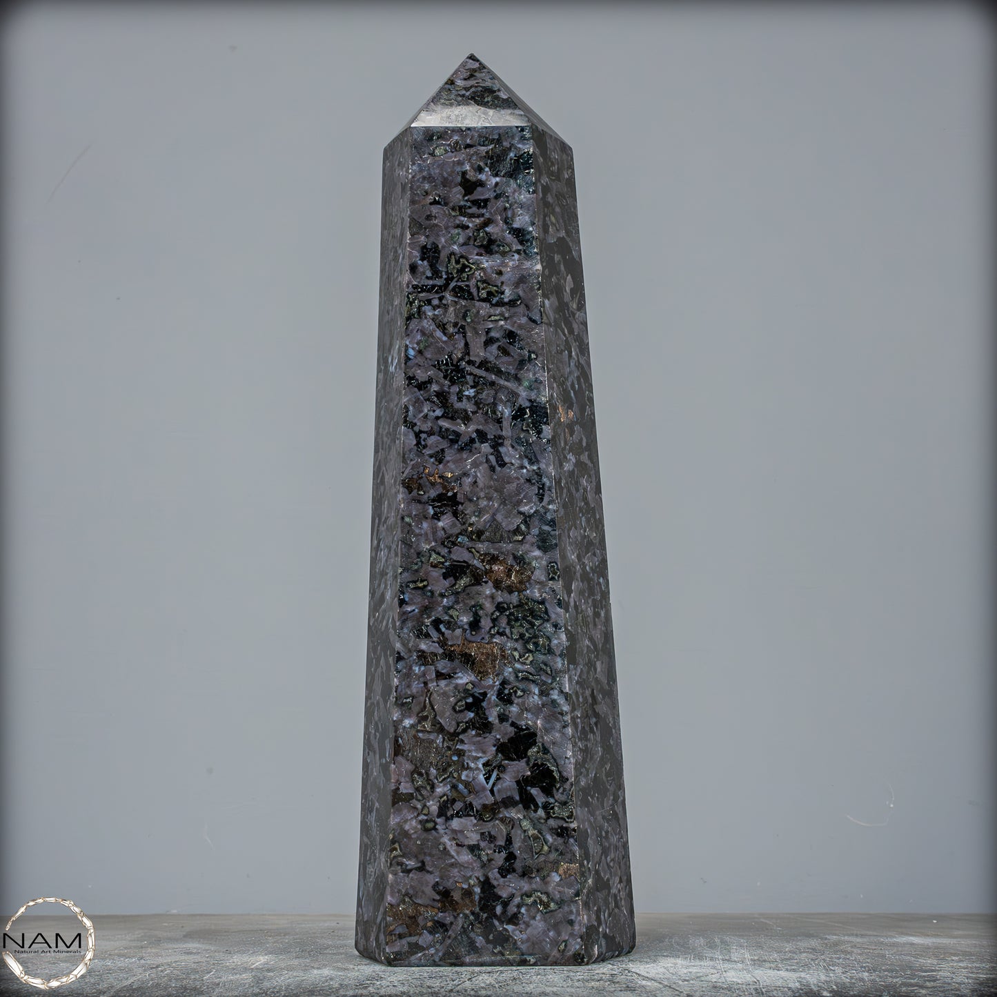 Natürlicher Merlinit (Gabbro) Kristall Obelisk - 1696,96g