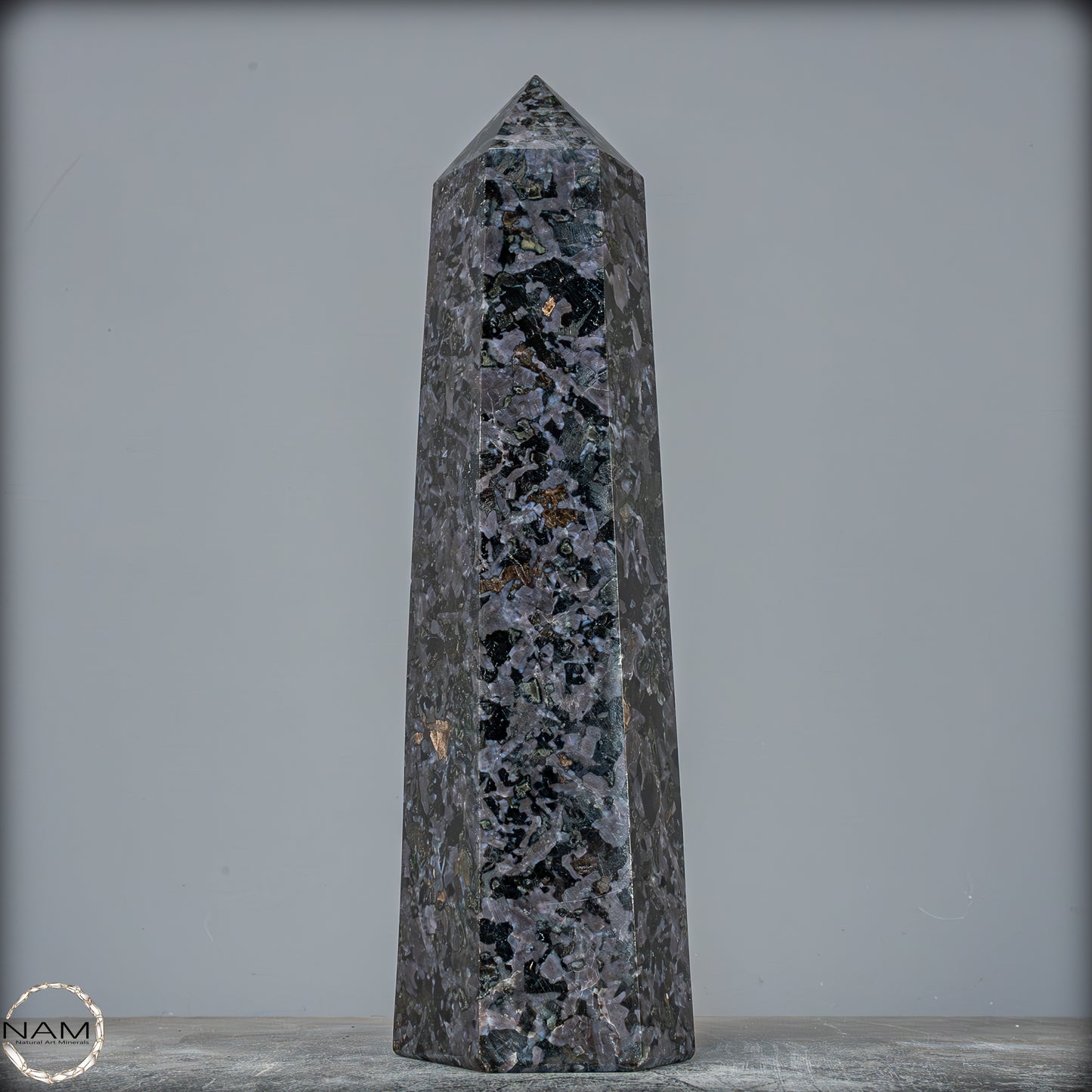 Natürlicher Merlinit (Gabbro) Kristall Obelisk - 1696,96g