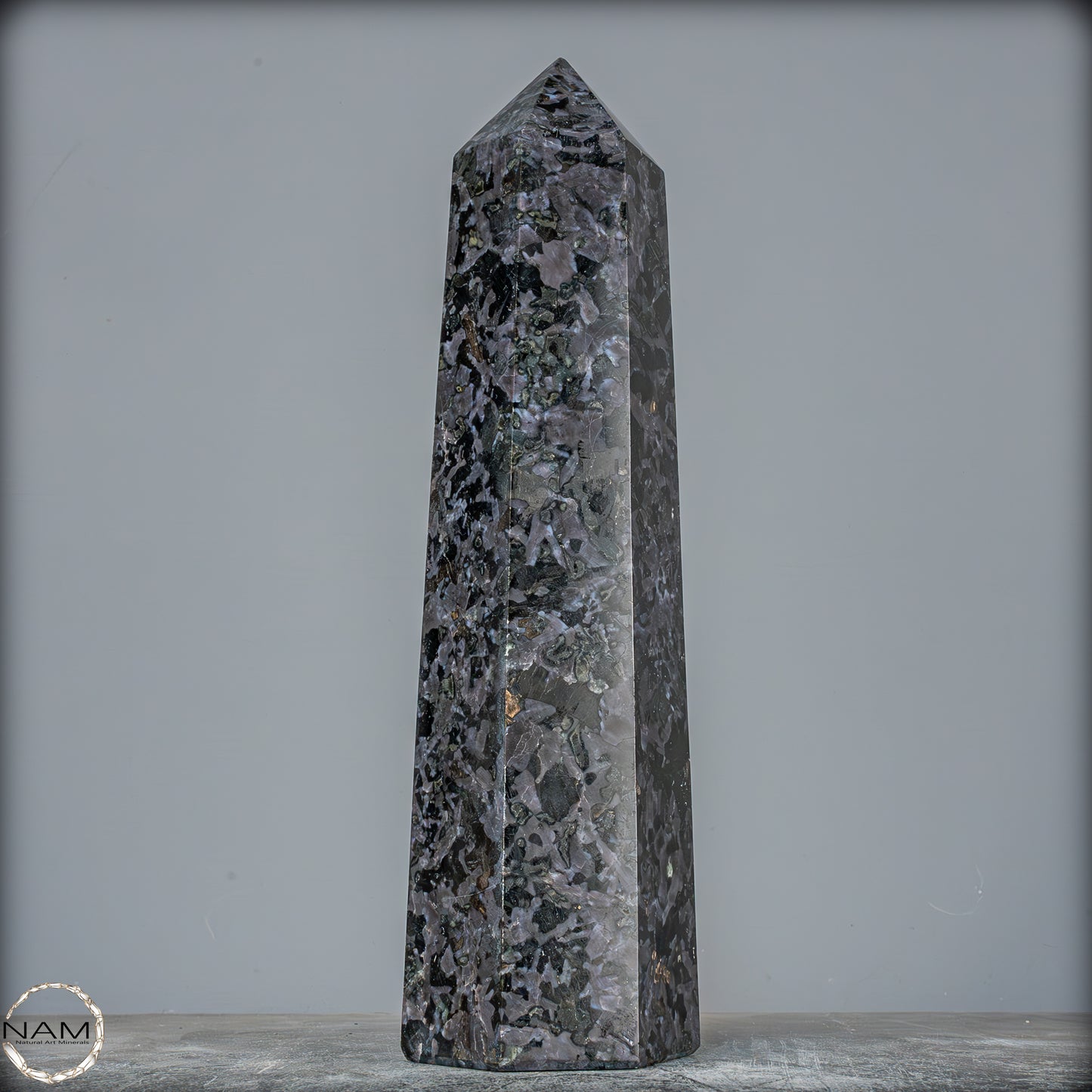 Natürlicher Merlinit (Gabbro) Kristall Obelisk - 1696,96g