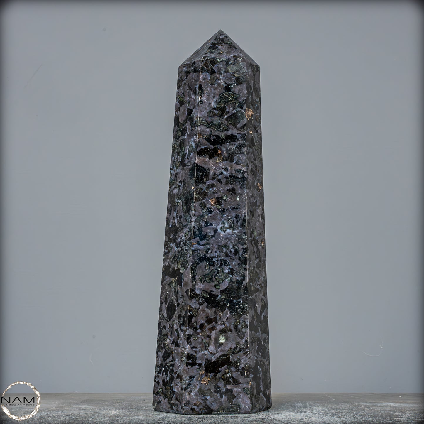 Natürlicher Merlinit (Gabbro) Kristall Obelisk - 1696,96g