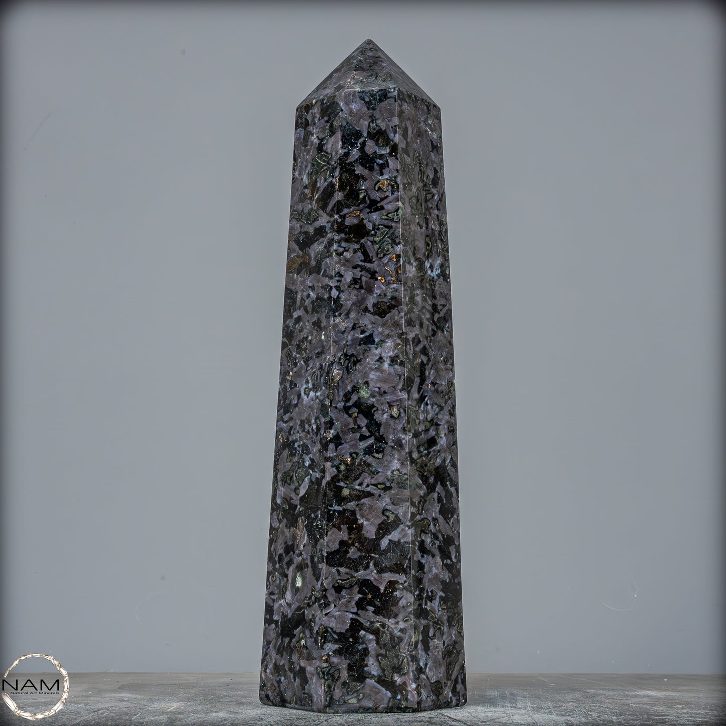 Natürlicher Merlinit (Gabbro) Kristall Obelisk - 1696,96g