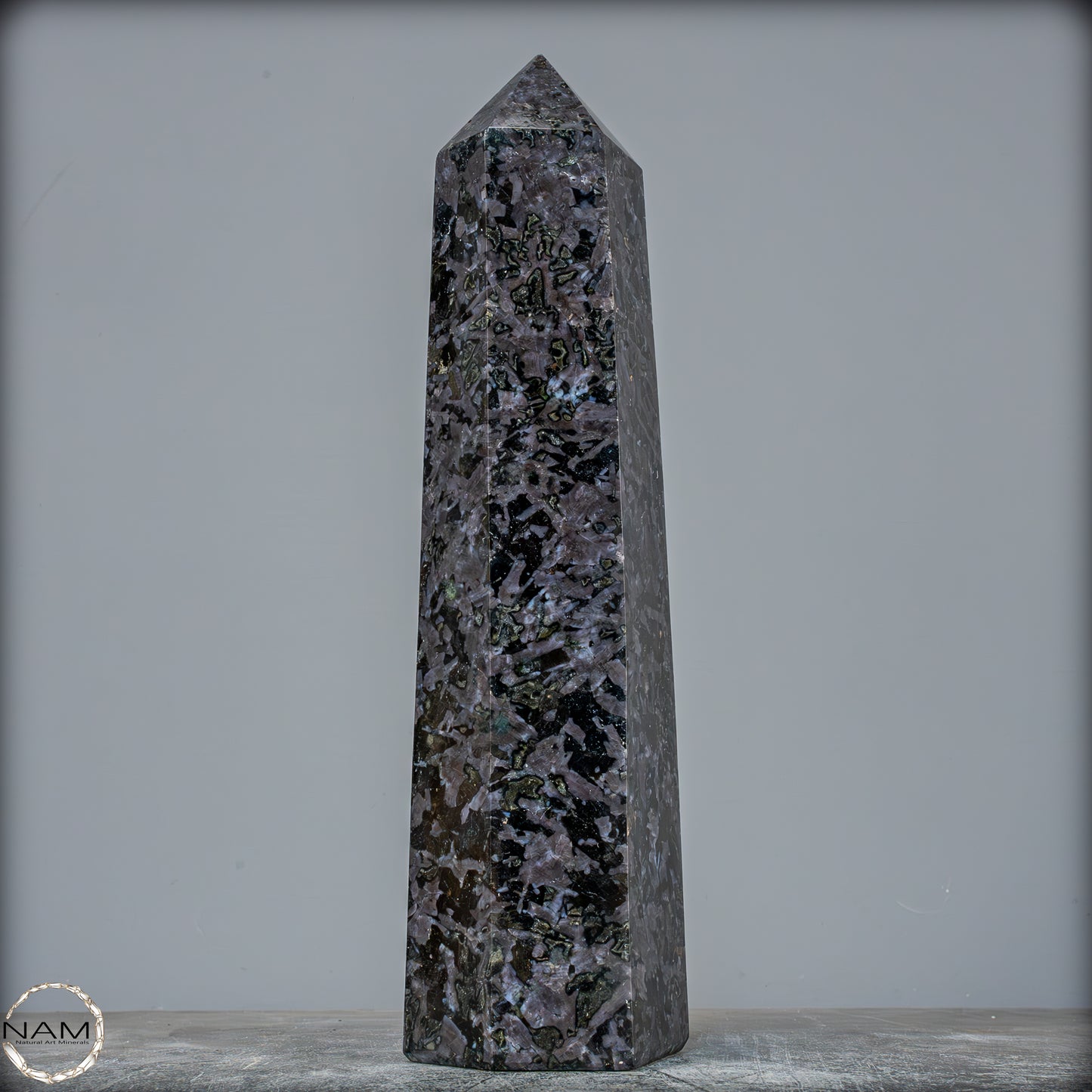 Natürlicher Merlinit (Gabbro) Kristall Obelisk - 1696,96g