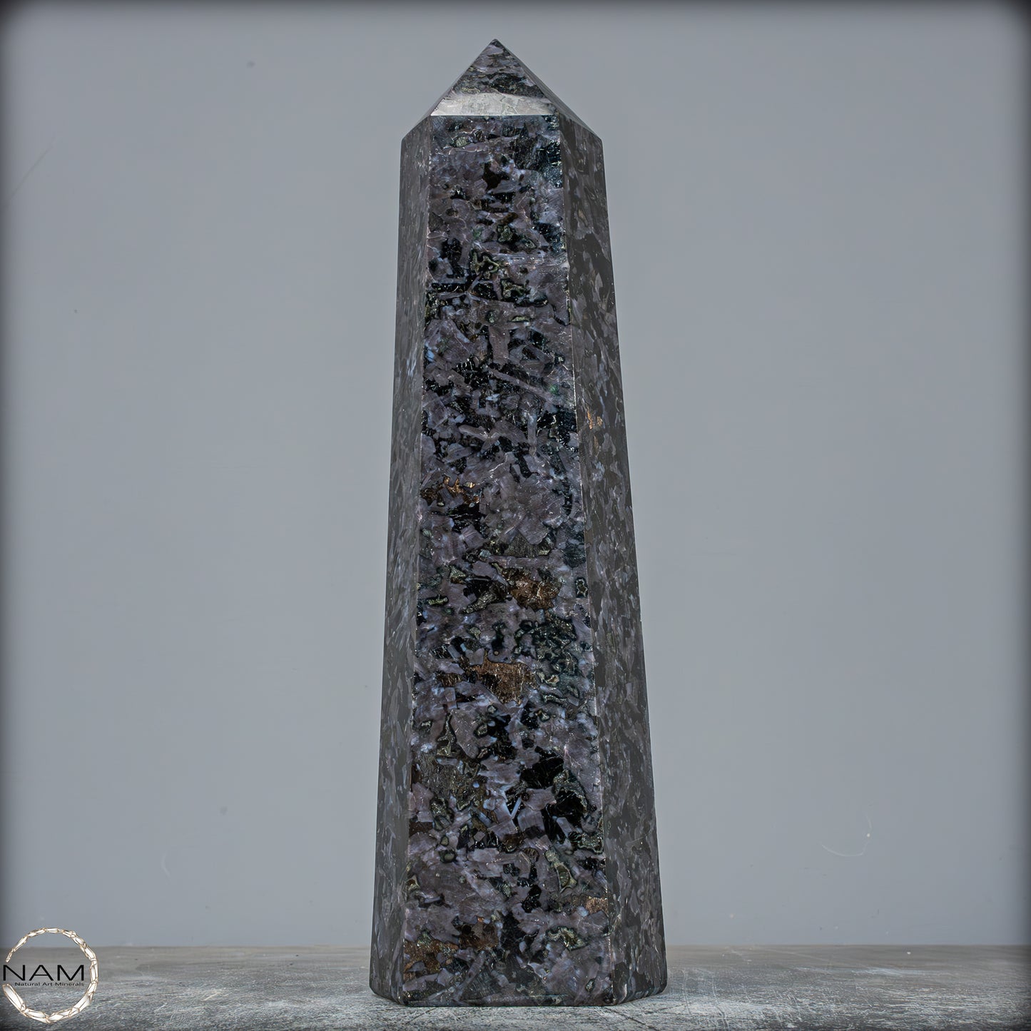 Natürlicher Merlinit (Gabbro) Kristall Obelisk - 1696,96g