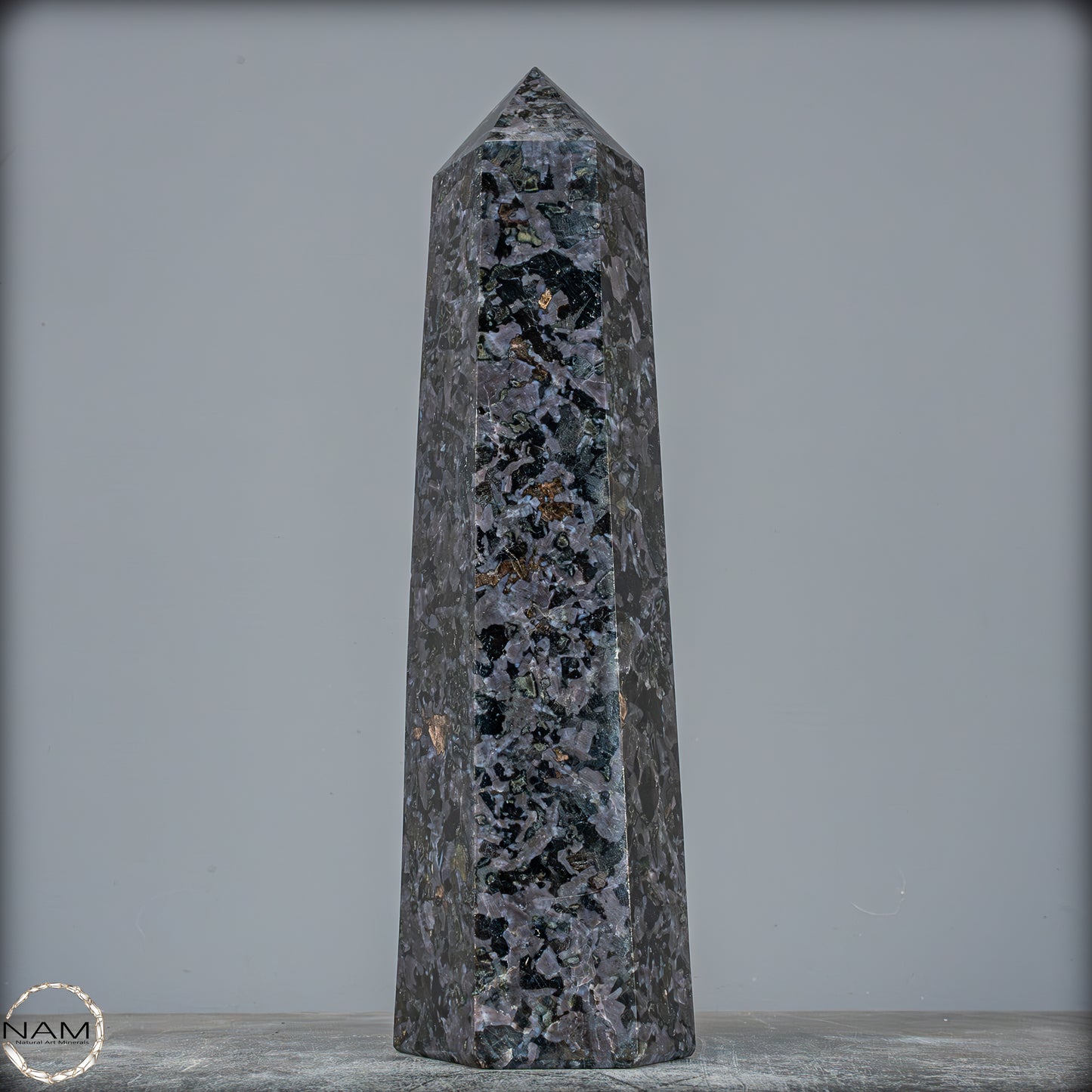 Natürlicher Merlinit (Gabbro) Kristall Obelisk - 1696,96g