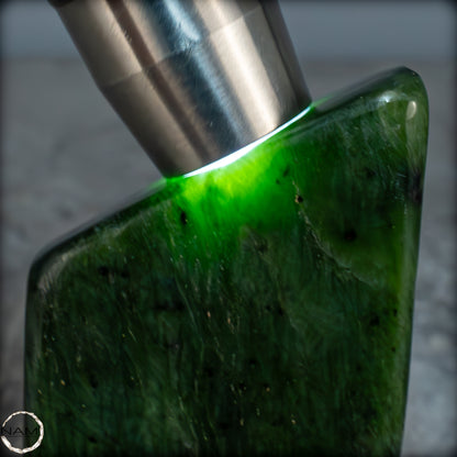 Natürliche Jade-Nephrit Freiform aus Burma - 571,25g