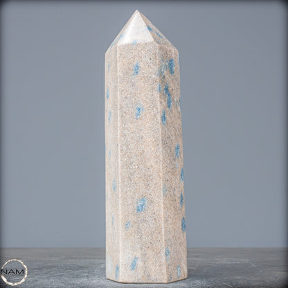 Natürlicher K2 Obelisk aus Madagaskar - 1119,91g