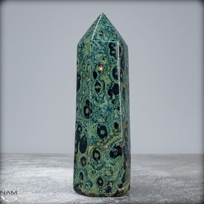 Natürlicher  Kambaba-Jaspis Obelisk - 575,15g