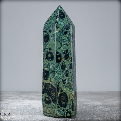 Natürlicher  Kambaba-Jaspis Obelisk - 575,15g