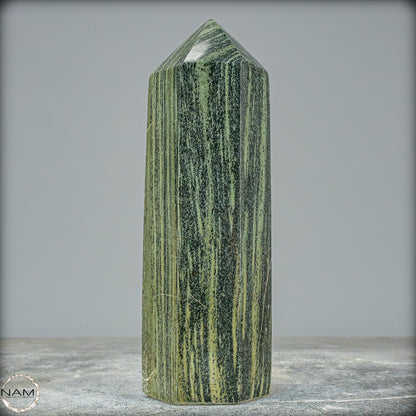 Gebänderter Kambaba-Jaspis Obelisk - 798,02g
