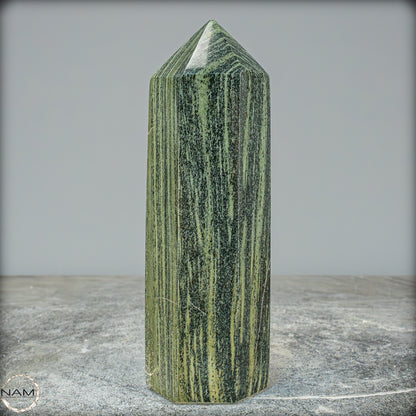 Gebänderter Kambaba-Jaspis Obelisk - 798,02g