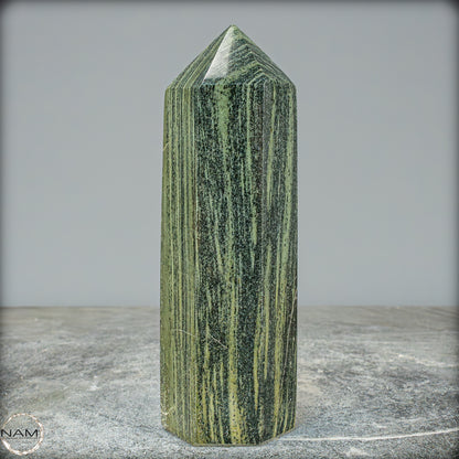 Gebänderter Kambaba-Jaspis Obelisk - 798,02g