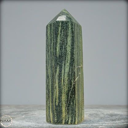 Gebänderter Kambaba-Jaspis Obelisk - 798,02g