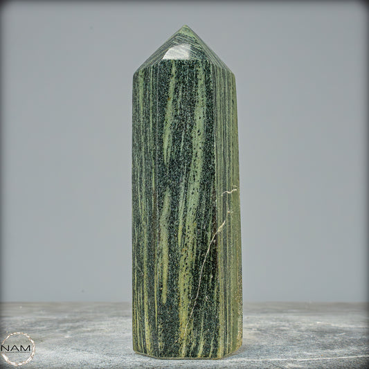 Gebänderter Kambaba-Jaspis Obelisk - 798,02g