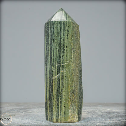 Gebänderter Kambaba-Jaspis Obelisk - 798,02g