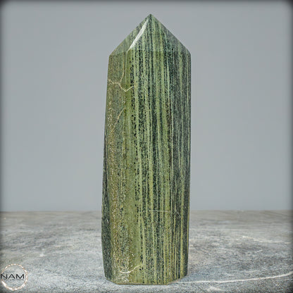 Gebänderter Kambaba-Jaspis Obelisk - 798,02g
