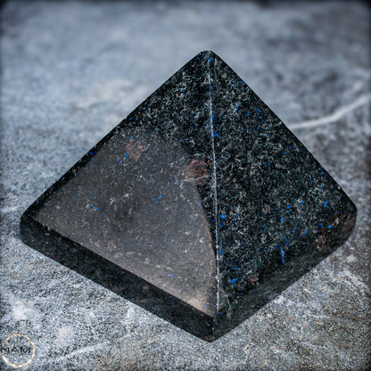 Natürliche Arfvedsonit und Granat-Kristall Pyramide, sehr selten - 716,82g