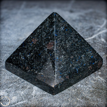 Natürliche Arfvedsonit und Granat-Kristall Pyramide, sehr selten - 716,82g
