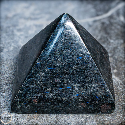 Natürliche Arfvedsonit und Granat-Kristall Pyramide, sehr selten - 716,82g