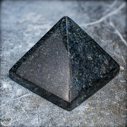 Natürliche Arfvedsonit und Granat-Kristall Pyramide, sehr selten - 716,82g