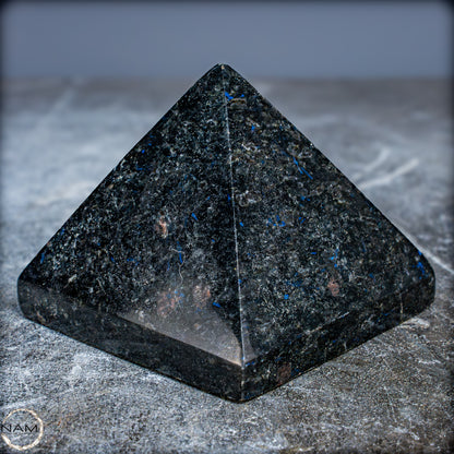 Natürliche Arfvedsonit und Granat-Kristall Pyramide, sehr selten - 716,82g