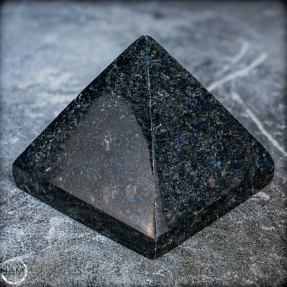 Natürliche Arfvedsonit und Granat-Kristall Pyramide, sehr selten - 716,82g