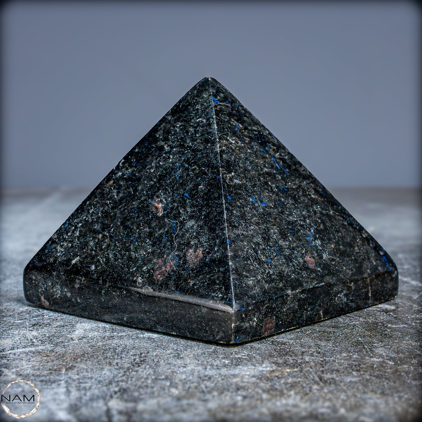 Natürliche Arfvedsonit und Granat-Kristall Pyramide, sehr selten - 716,82g