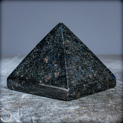 Natürliche Arfvedsonit und Granat-Kristall Pyramide, sehr selten - 716,82g