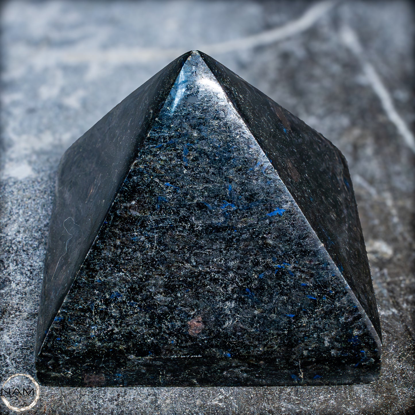 Natürliche Arfvedsonit und Granat-Kristall Pyramide, sehr selten - 716,82g