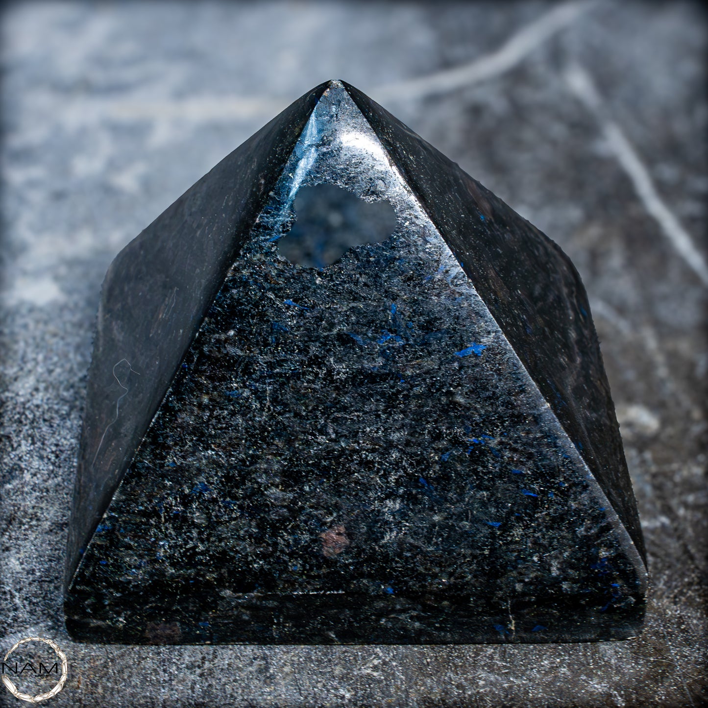 Natürliche Arfvedsonit und Granat-Kristall Pyramide, sehr selten - 716,82g
