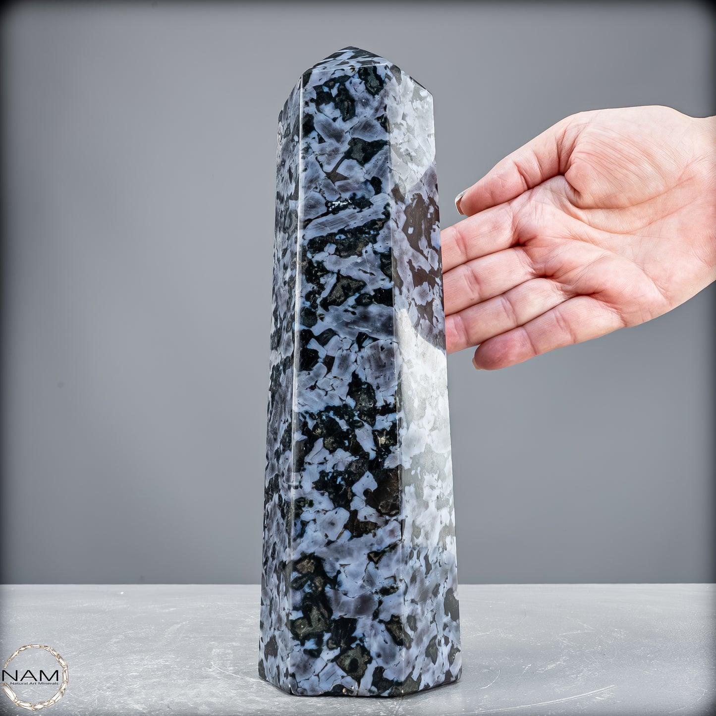 Natürlicher Merlinit (Gabbro) Kristall Obelisk - 2289,75 g