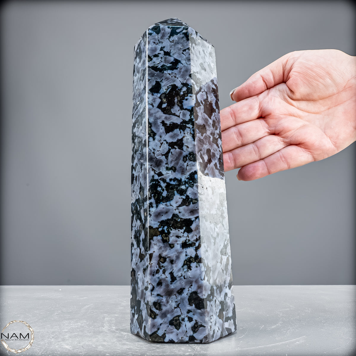 Natürlicher Merlinit (Gabbro) Kristall Obelisk - 2289,75 g