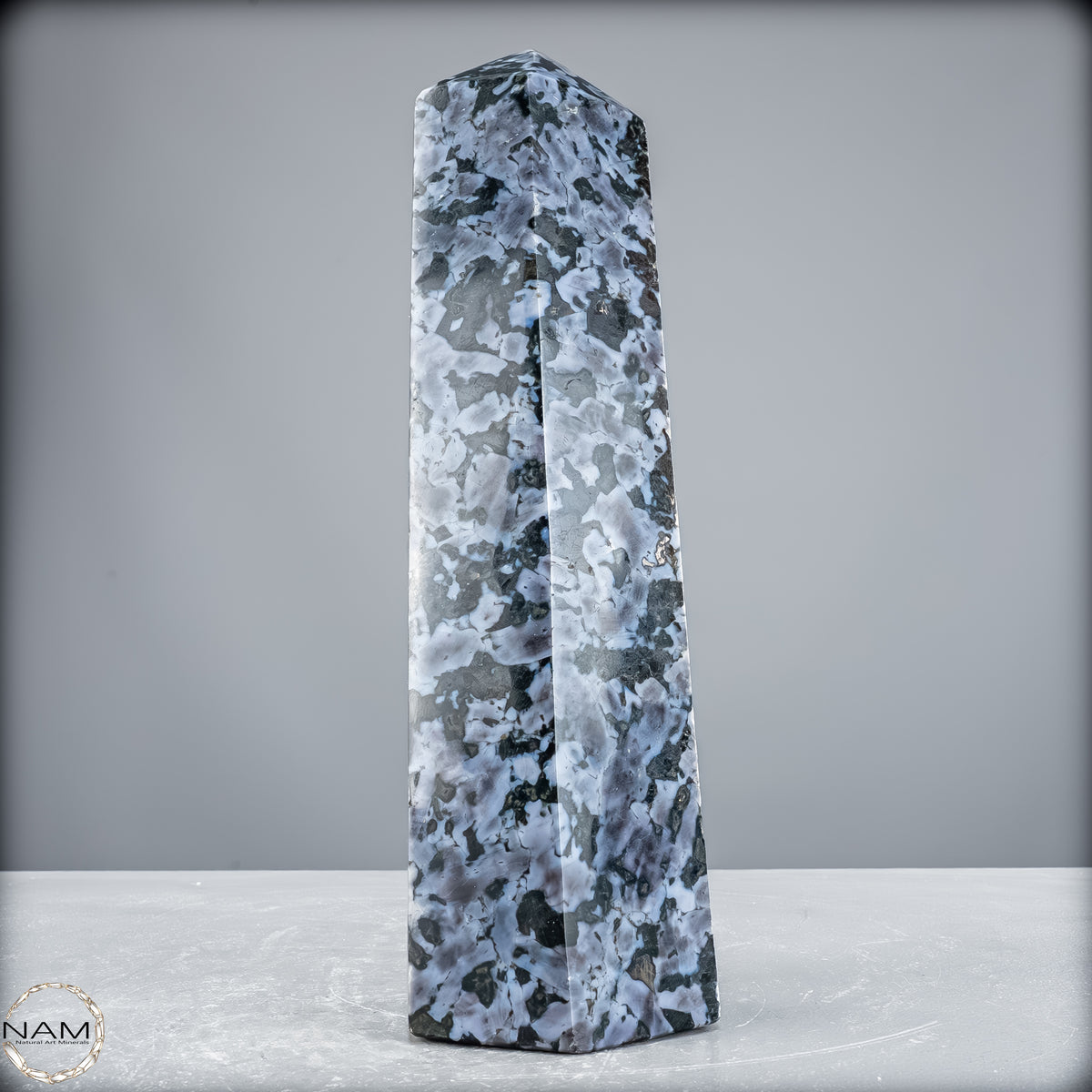 Natürlicher Merlinit (Gabbro) Kristall Obelisk - 2289,75 g