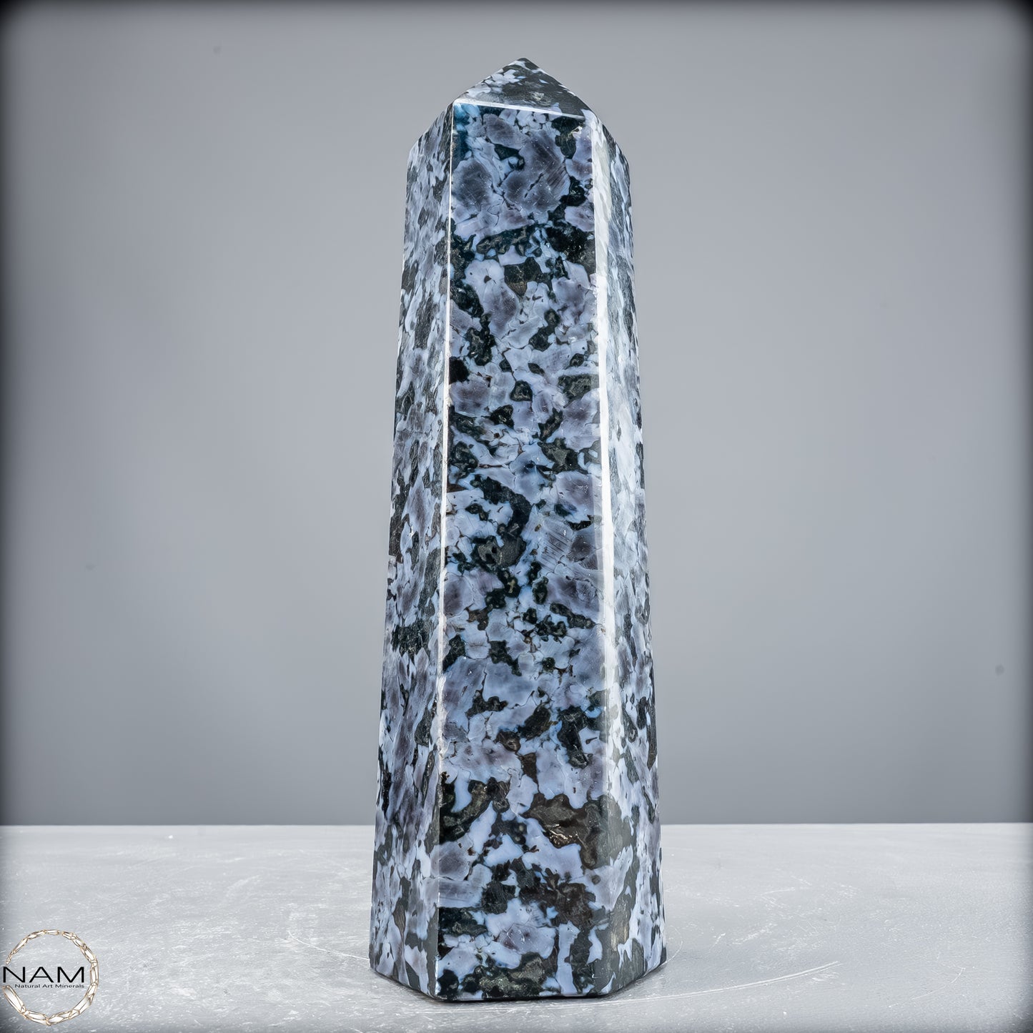 Natürlicher Merlinit (Gabbro) Kristall Obelisk - 2289,75 g