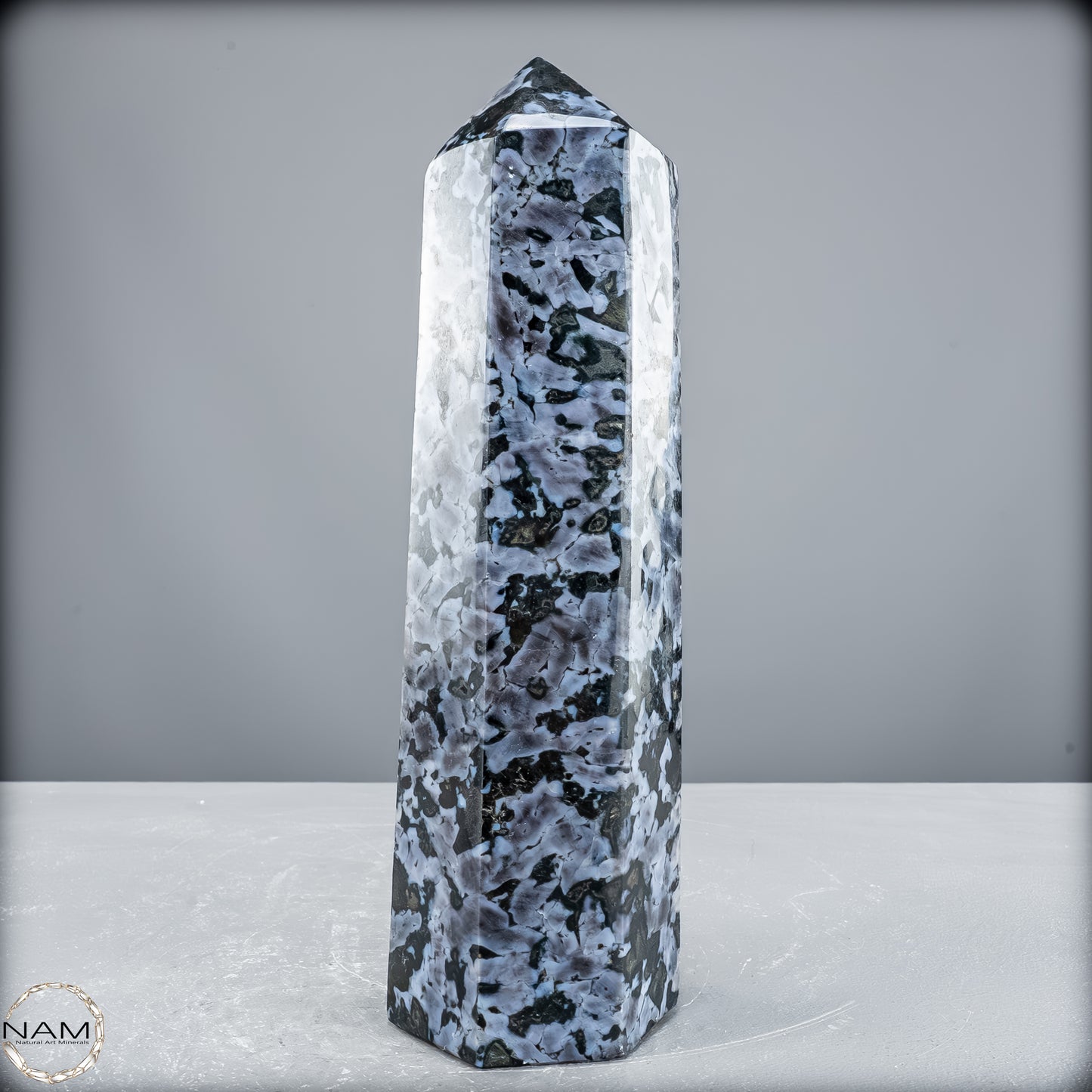 Natürlicher Merlinit (Gabbro) Kristall Obelisk - 2289,75 g